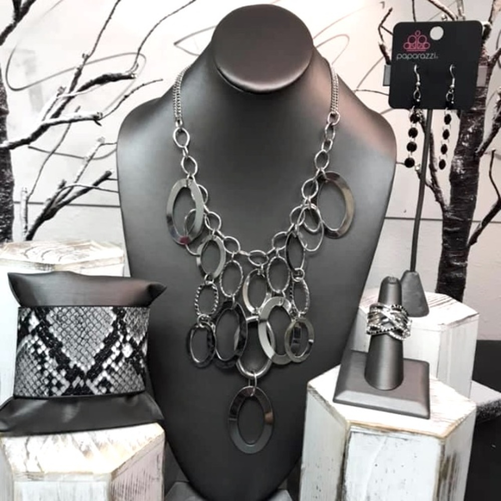 Paparazzi 4 pc Black & Silver Necklace  Set ...Nwt